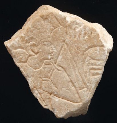 null Fragment de stèle gravée du buste d'Osiris momiforme, coiffé de la couronne...