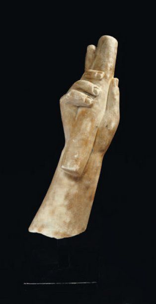 null Fragment de statue représentant une main droite tenant un rouleau. Marbre. Art...