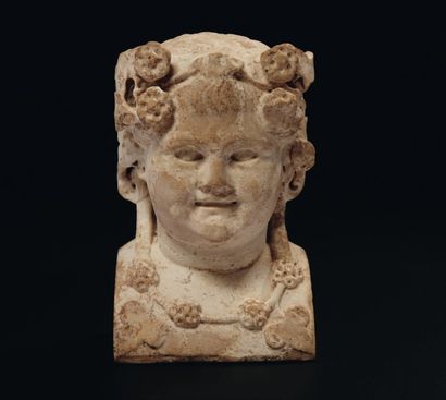 null Sommet de pilier hermaïque représentant le buste du jeune Dionysos. Le visage...