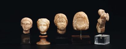 null Composé de quatre têtes de statuettes représentant des femmes, un jeune homme...