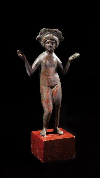 null Statuette représentant la déesse Vénus. Elle est nue, debout, légèrement déhanchée...