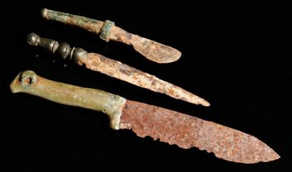 null Composé de trois couteaux, le manche de l'un orné d'une tête de bélier. (3 objets)....