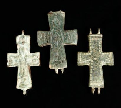 null Composé de trois plaques de croix encolpions ornées du Christ, de saints personnages...