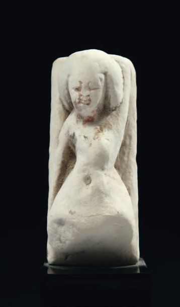 null Statuette représentant une femme nue allongée, coiffée d'une perruque en boule,...