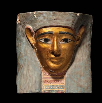 Masque de sarcophage représentant le visage...