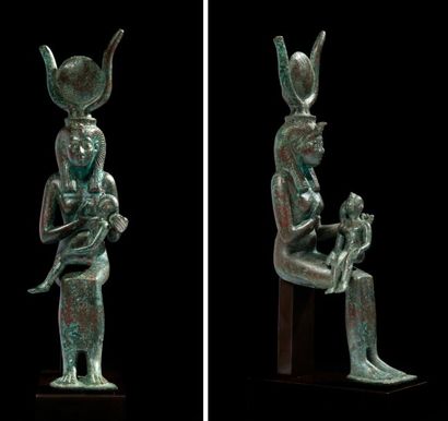 Statuette votive représentant la déesse Isis...