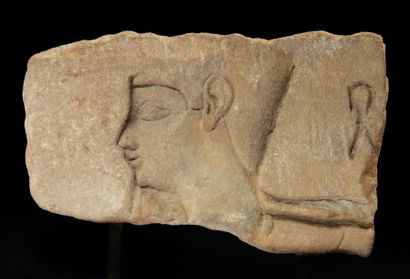 null Bas-relief sculpté du visage vers la gauche d'un roi coiffé du casque kheprech...