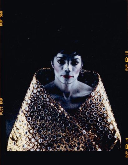 ARNO BANI (NÉ EN 1976) Michael Jackson à la cape d'or brodée n°7, 1999 Tirage unique...