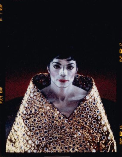 ARNO BANI (NÉ EN 1976) Michael Jackson à la cape d'or brodée n°8, 1999 Tirage unique...