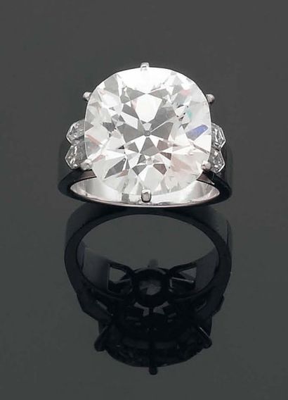 null IMPORTANTE BAGUE ornée d'un diamant brillanté de forme coussin monté en solitaire....