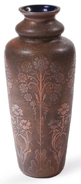 VAL SAINT LAMBERT 
Léon Ledru, 1920
Vase en verre à galvanoplastie bleu cobalt/cuivre...