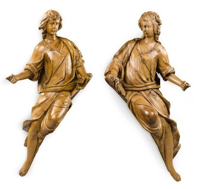 null PAIRE D'ANGES en bois de résineux sculpté avec infimes traces de polychromie,...