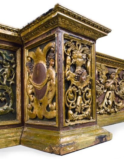 null ELÉMENT D'UN MAÎTRE-AUTEL en bois sculpté, doré et polychromé à décor d'anges...