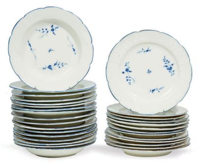 CHANTILLY 
ENSEMBLE de douze assiettes plates et seize assiettes à potage en porcelaine...