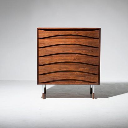 ARNE VODDER (1926-2009) 
Commode à six tiroirs
Palissandre et métal chromé
Édition...