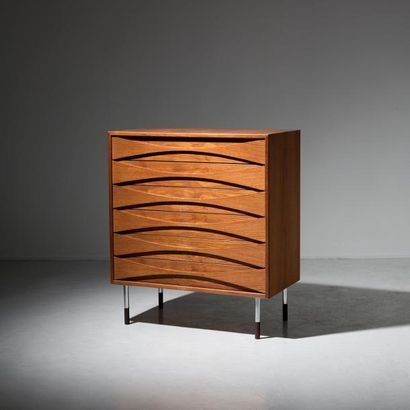 ARNE VODDER (1926-2009) 
Commode à six tiroirs
Teck et acier chromé
Édition P. Olsen...