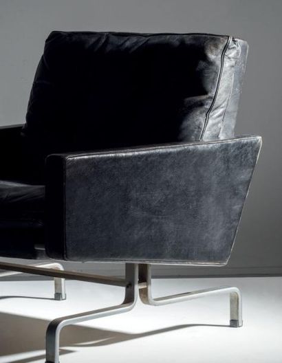 POUL KJAERHOLM (1929-1980) 
Paire de fauteuils modèle «PK 31»
Acier nickelé et cuir...
