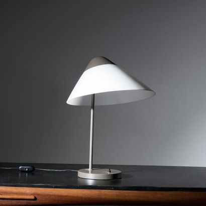 HANS J. WEGNER (1914-2007) 
Lampe de table modèle «Opala»
Métal laqué gris et acrylique
Édition...