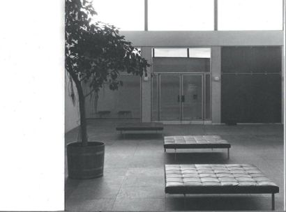 POUL KJAERHOLM (1929-1980) 
Lit de repos carré modèle «PK 80A»
Acier nickelé et cuir...