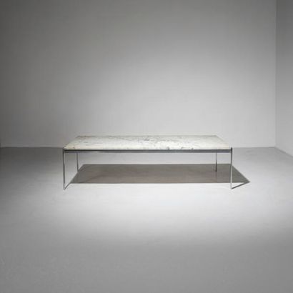 POUL KJAERHOLM (1929-1980) 
Table basse modèle «PK 64»
Acier nickelé et marbre de...