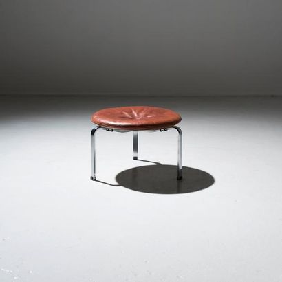 POUL KJAERHOLM (1929-1980) 
Tabouret modèle «PK 33»
Acier nickelé, bois peint et...