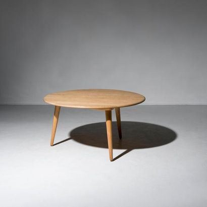 HANS J. WEGNER (1914-2007) 
Table basse circulaire
Chêne
Édition Andreas Tuck
Estampillée...