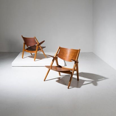 HANS J. WEGNER (1914-2007) 
Paire de fauteuils «Sawbuck» modèle CH 28
Chêne et teck
Édition...