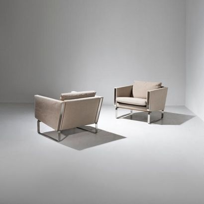 HANS J. WEGNER (1914-2007) 
Paire de fauteuils modèle «JH 801»
Métal chromé et toile...