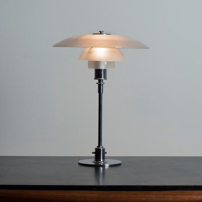 POUL HENNINGSEN (1894-1967) 
Lampe de table modèle «PH 4/3»
Métal chromé et verre...