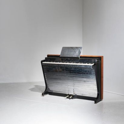 POUL HENNINGSEN (1894-1967) 
Piano modèle «PH-Pianette»
Métal chromé, bois laqué...