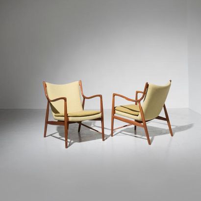 FINN JUHL (1912-1989) 
Paire de fauteuils modèle «NV-45»
Teck, tissu vert et cuir
Réalisée...