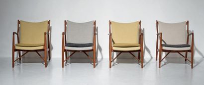 FINN JUHL (1912-1989) 
Paire de fauteuils modèle «NV-45»
Teck, tissu vert et cuir
Réalisée...