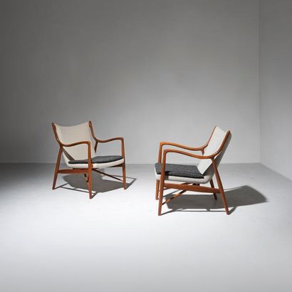 FINN JUHL (1912-1989) 
Paire de fauteuils modèle «NV-45»
Teck, tissu gris et cuir
Réalisée...