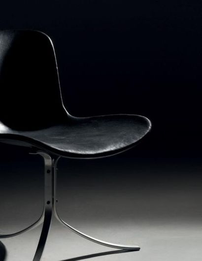 POUL KJAERHOLM (1929-1980) 
Suite de six chaises modèle «PK 9»
Acier nickelé et cuir...
