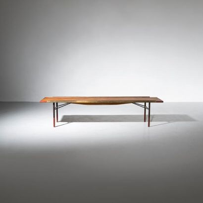 FINN JUHL (1912-1989) 
Table basse / Banc
Teck, métal laqué noir et laiton
Édition...