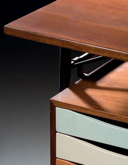 FINN JUHL (1912-1989) 
Bureau «Nyhavn Table» modèle Bo. 69
Teck, métal à patine canon...