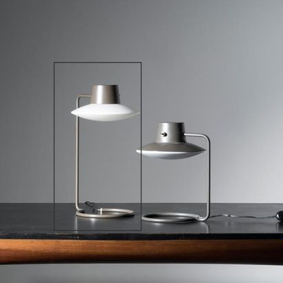 ARNE JACOBSEN (1902-1971) 
Lampe de table modèle «Oxford»
Métal laqué gris et verre...