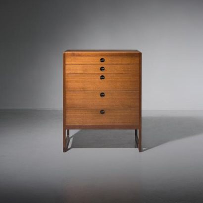 BØRGE MOGENSEN (1914-1972) 
Commode à cinq tiroirs modèle «BM 59»
Teck et laiton
Édition...