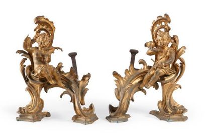 null PAIRE DE CHENETS en bronze ciselé et doré; les recouvrements à décor d'un couple...