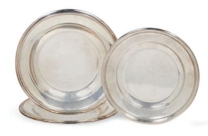  LOT en métal argenté comprenant: une paire de plats ronds, un plat rond plus petit...