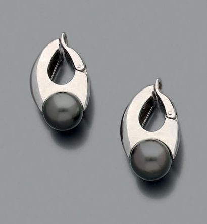 MIKIMOTO 
PAIRE DE CLIPS D'OREILLES en or gris 18K (750), chacun orné d'une perle...