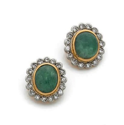 null PAIRE DE BOUCLES D'OREILLES en or 18K (750), chacune ornée d'une émeraude cabochon...