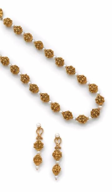 null DEMI-PARURE en or jaune 18K (750) comprenant un collier de perles de culture...