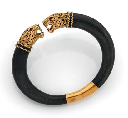 null BRACELET ouvrant en corne, les extrémités en or 18K (750) en protomés de panthères...