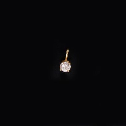 null PENDENTIF en or 18K (750), orné d'un diamant de taille brillant pesant environ...
