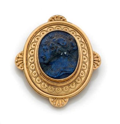 null BROCHE en or 18K (750) de forme ovale, orné d'un camée sur lapis-lazuli sculpté...