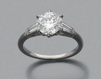 null BAGUE en or gris 18K (750), ornée d'un diamant de taille brillant pesant 1,88...