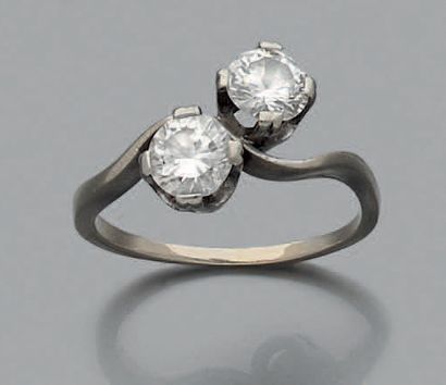 null BAGUE en or gris 18K (750) toi et moi, ornée de deux diamants de taille brillant...