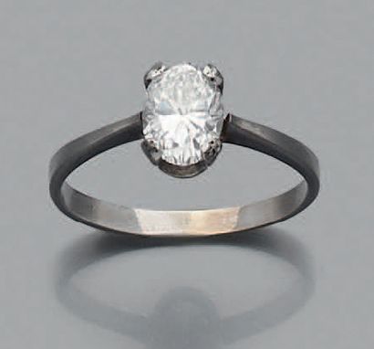 null BAGUE en or gris 14K (585), ornée d'un diamant de forme ovale pesant 1,02 ct.
Tour...