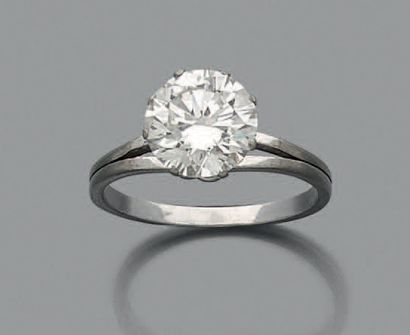 null BAGUE en or gris 18K (750), ornée d'un diamant de taille brillant pesant 3,15...